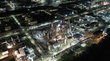 La refinería de YPF en La Plata posee la capacidad de procesar todas las variedades de crudo que se producen en el país, para obtener una amplia gama de productos.