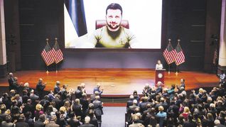 OVACIÓN. El presidente de Ucrania, Volodímir Zelenski, y su embajadora en Washington, Oksana Markarova, recibieron ayer el aplauso de los legisladores de EE.UU. antes del inicio del discurso del primero por videoconferencia.