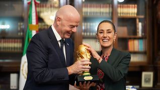 Claudia Sheinbaum con Gianni Infantino. Claudia Sheinbaum con Gianni Infantino.