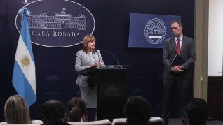 De esta forma, luego de establecer contactos con 16 mandatarios provinciales, “El Colo” Santilli se prepara para recibir el próximo jueves a Jorge Macri, quien retomó el reclamo por la deuda de $274.000 millones que la Nación mantiene con la ciudad de Buenos Aires en materia de coparticipación. Lo hará escoltado por el jefe de Gabinete, Manuel Adorni, quien estila participar de las reuniones que tienen lugar en Casa Rosada. De esta forma, luego de establecer contactos con 16 mandatarios provinciales, “El Colo” Santilli se prepara para recibir el próximo jueves a Jorge Macri, quien retomó el reclamo por la deuda de $274.000 millones que la Nación mantiene con la ciudad de Buenos Aires en materia de coparticipación. Lo hará escoltado por el jefe de Gabinete, Manuel Adorni, quien estila participar de las reuniones que tienen lugar en Casa Rosada.