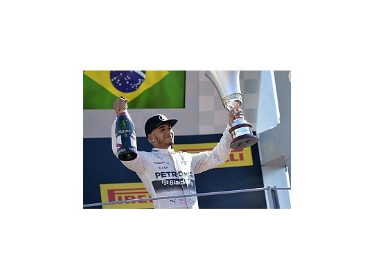 Lewis Hamilton ganó su séptima carrera del año.