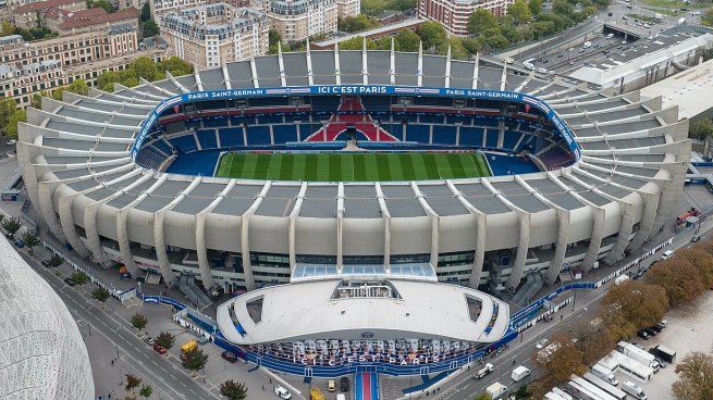 El club parisino, comprometido hasta finales de 2043 en un arrendamiento de treinta años con el ayuntamiento, propietario, considera indispensable la adquisición del estadio para llevar a cabo su proyecto de ampliación a las 60.000 localidades, frente a las 48.000 actuales.