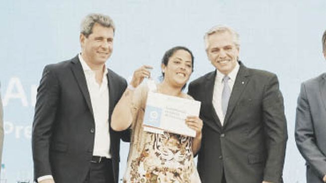 relación. Uñac, que el lunes recibió a Alberto Fernández para entregar casas a quienes sufrieron pérdidas en el terremoto de enero de 2021, aseguró que hará gestiones para extender la vigencia del tipo de cambio diferencial.
