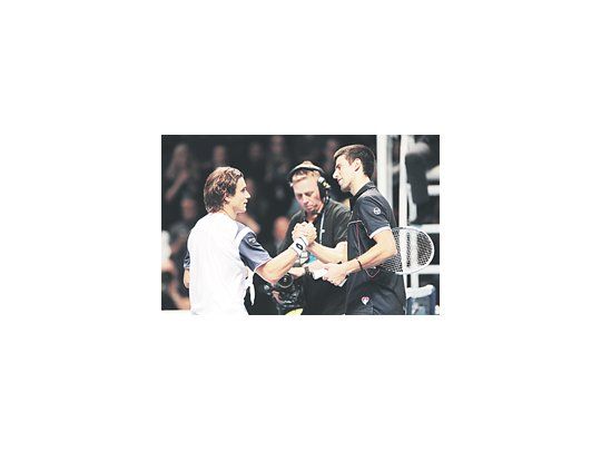 El tradicional saludo del final entre Ferrer y Djokovic. El español aplastó a Djokovic y se instaló en las semifinales del Masters de Londres, donde podría cruzarse con Nadal.