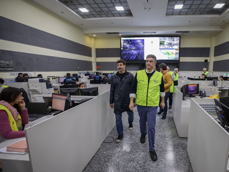 El jefe de Gobierno porteño monitorea las tareas de los agentes comunales en el Centro Único de Coordinación y Control.