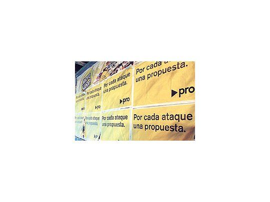 Mauricio Macri aún no renovó por completo los carteles de campaña y con el mismo formatoque para la primera vuelta replica al oficialimo con «por cada ataque una propuesta».