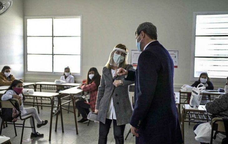 El gobernador Sergio Uñac, en el debut este lunes de “la nueva normalidad educativa”. Las aulas adoptaron la modalidad de “burbuja”, los alumnos recibieron kits de higiene y los docentes, máscaras de acetato.