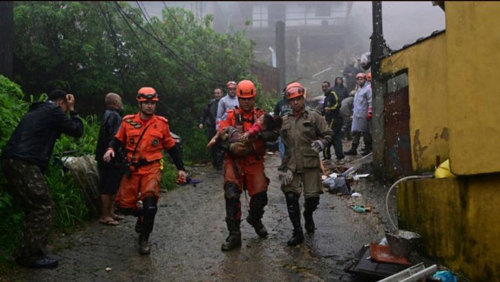 Un bombero tras rescatar a una niña que estuvo atrapada durante 16 horas.