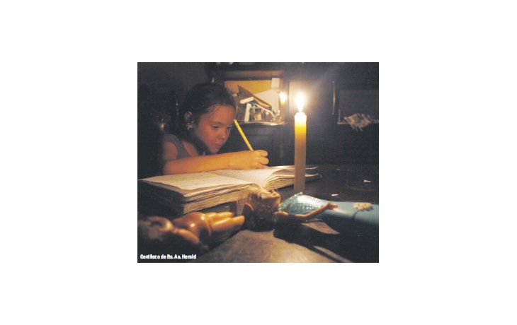 ámbito.com | Una niña venezolana hace su tarea a la luz de una vela. El racionamiento de energía se suma a una crisis que es a la vez económica y política, y puede afectar más la decaída imagen de Nicolás Maduro ante el referendo revocatorio que se realizará este año.