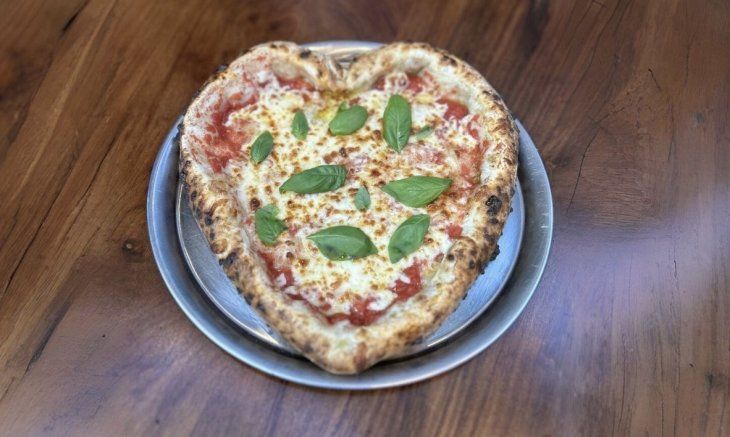 La pizza principal será una margarita en forma de corazón con salsa de tomates, mozzarella, fior di latte, albahaca y queso filante.