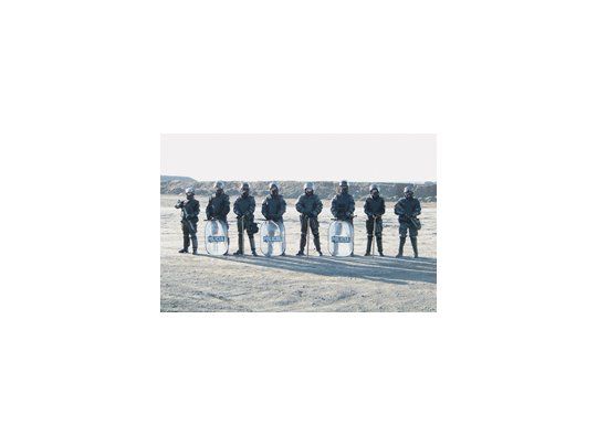 Efectivos policiales custodian los ingresos a las plantas petroleras ante la posibilidad de tomas por parte de los rebeldes.