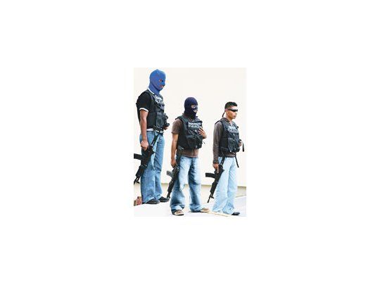 Policías montan guardia en las puertas de un hotel de Tegucigalpa, el mismo en el cual fueron retenidos periodistas venezolanos el fin de semana.
