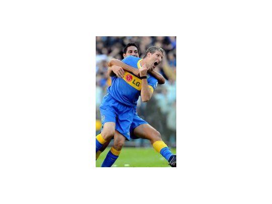 Martín Palermo desata su locura en el festejo del segundo gol de Boca ante River.