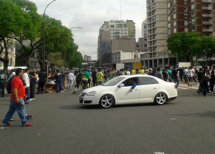 Clásico de acto moyanista: basura y caos de tránsito (foto 1)
