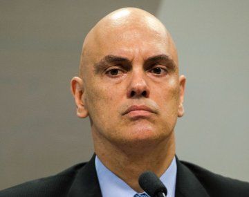 La suspensión fue determinada en una cautelar expedida por el magistrado Alexandre de Moraes, instructor del juicio en el que el líder ultraderechista fue condenado a 27 años y 3 meses de prisión por haber liderado una trama golpista contra Lula. La suspensión fue determinada en una cautelar expedida por el magistrado Alexandre de Moraes, instructor del juicio en el que el líder ultraderechista fue condenado a 27 años y 3 meses de prisión por haber liderado una trama golpista contra Lula.