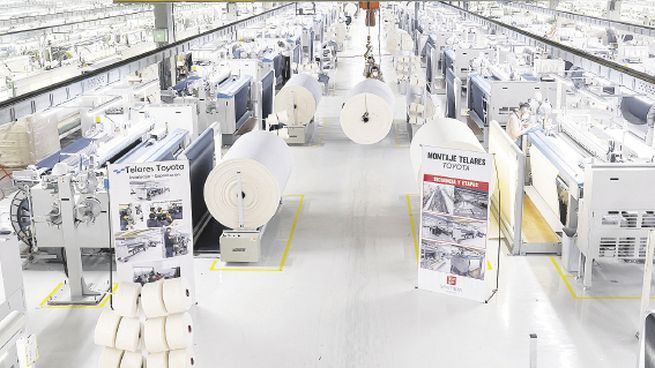 INSTALACIONES. De la fábrica de Santista en Tucumán salen tejidos de algodón para telas denim y ropa de trabajo.