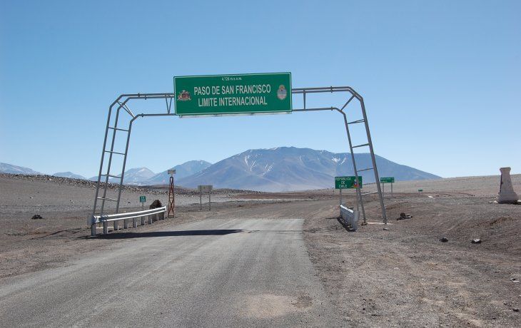 En las últimas horas había surgido una polémica por la disposición publicado en el Boletín Oficial, a raíz de que se interpretó que era una apertura de las fronteras con Chile, donde el coronavirus ya infectó a unas 247.000 personas y mató a más de 4.500.