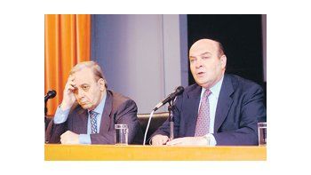 ámbito.com | El rostro de Roque Maccarone, entonces presidente del BCRA, lo refleja todo al escuchar el anuncio de Cavallo.