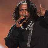 Kendrick Lamar es uno de los artistas más escuchados globalmente y su fortuna alcanza numeros de nueve cifras. Kendrick Lamar es uno de los artistas más escuchados globalmente y su fortuna alcanza numeros de nueve cifras.