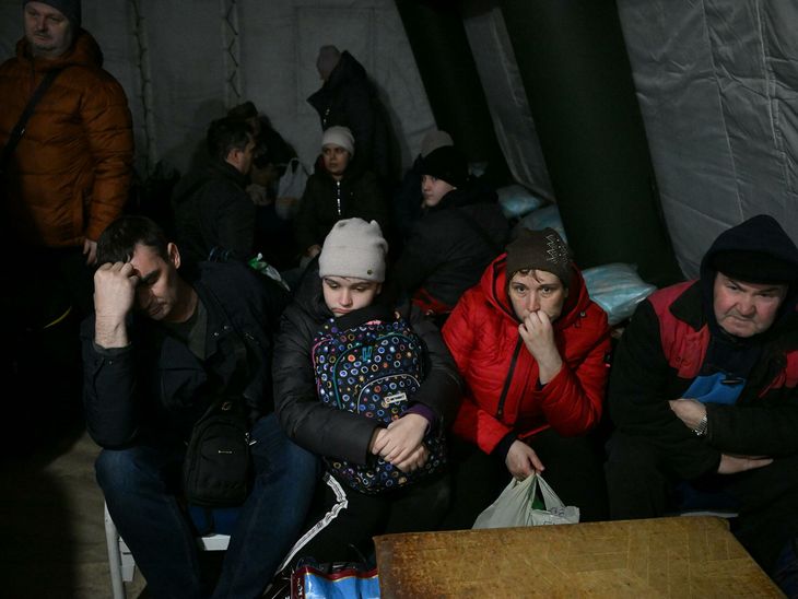 Civiles se refugian de los combates en Mariúpol.