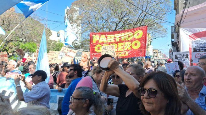 Fuertes protestas contra Javier Milei en Santa Fe.