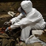 Un perito del CAMIT durante las tareas de recuperación de restos del fondo del Pozo de Vargas. Un perito del CAMIT durante las tareas de recuperación de restos del fondo del Pozo de Vargas.
