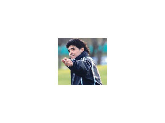 Maradona volvió a hablar del estadio de River, de Riquelme y hasta vituperó a Enrique Merellas, que lo había criticado.