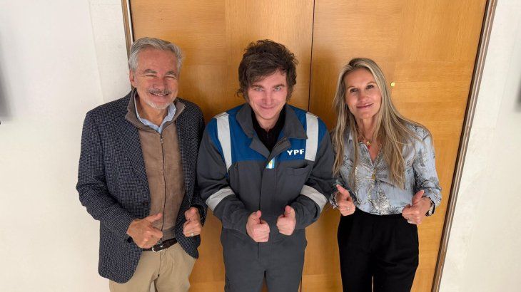 Además, apareció junto al empresario argentino Martín Varsavsky y su esposa, Nina.