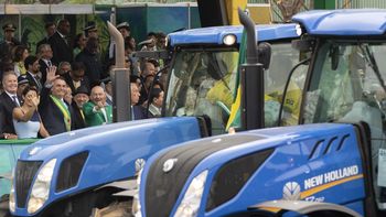 Jair Bolsonaro saluda una columna de tractores en el desfile por la Independencia.