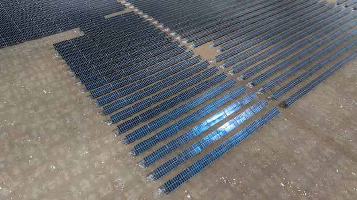 El estudio revela que las energías solar y eólica no crecen de forma constante, sino mediante El estudio revela que las energías solar y eólica no crecen de forma constante, sino mediante