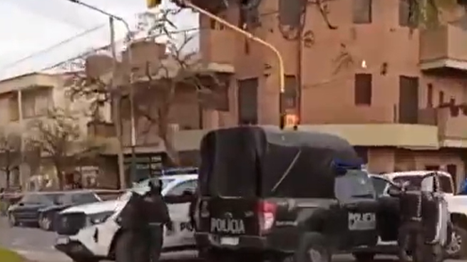 Un policía se atrincheró en un gimnasio luego de matar a la novia de su expareja.