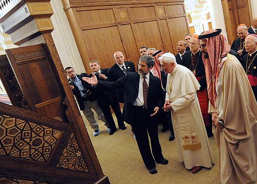 Benedicto XVI recorrió el templo acompañado por el príncipe Ghazi ben Mohamad, primo y consejero de Asuntos Religiosos del rey Abdalá II.