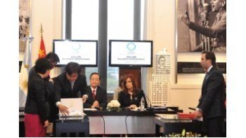 El ministro al firmar acuerdos con la delegación china en Casa Rosada.