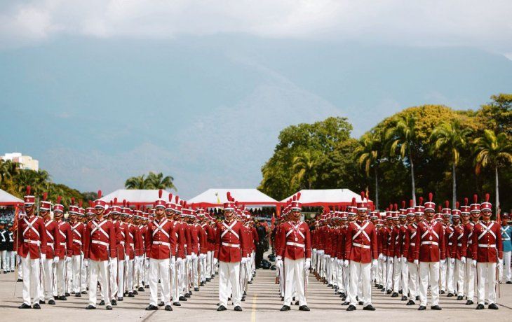 Guardia. Un regimiento forma filas ante la llegada de Nicolás Maduro para la juramentación de su segundo mandato en Caracas. El sector militar no deja de ganar fuerza dentro del chavismo.