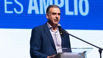 El candidato del Frente Amplio, Yamandú Orsi, le apuntó a Álvaro Delgado en el inicio de la campaña para el balotaje.