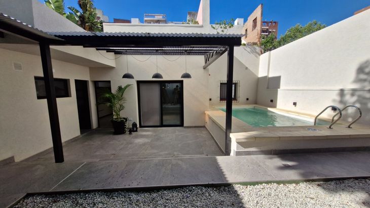 Espacio exterior reconfigurado con revestimientos nuevos, integración de galería y puesta en valor de la pileta; mejora clara en uso y percepción del producto Espacio exterior reconfigurado con revestimientos nuevos, integración de galería y puesta en valor de la pileta; mejora clara en uso y percepción del producto