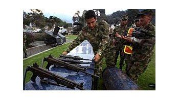 La policía de Colombia decomisó 41 granadas, uniformes militares, visores nocturnos, 200 cartuchos de diferente calibre y ametralladoras