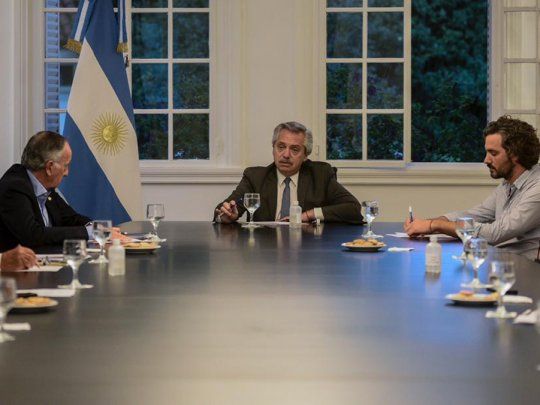 El titular de la UIA, Miguel Acevedo, junto al presidente Alberto Fernández y el jefe de Gabinete, Santiago Cafiero.&nbsp;