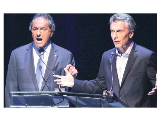 Multitud de asesores de los dos en inédita convivencia