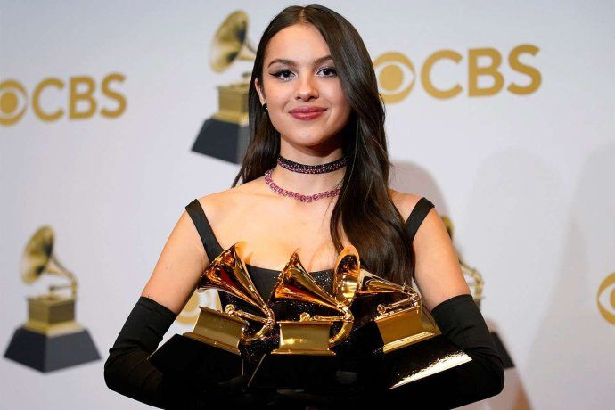 Olivia Rodrigo posando con sus Gramys.