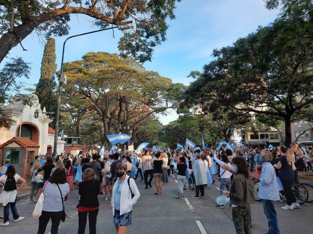 La movilización fue convocada por un sector de la oposición e independientes -agrupaciones de padres y madres de chicos en edad escolar, gastronómicos.