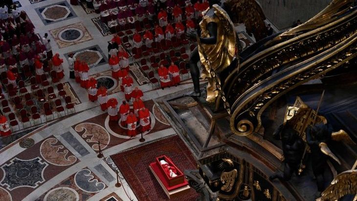 Miles de fieles despiden al papa Francisco. Miles de fieles despiden al papa Francisco.