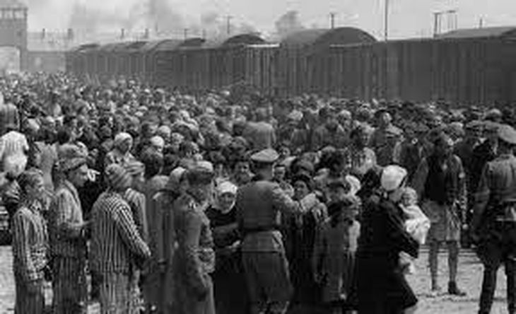 Imágenes de judíos en campos de concentración durante el nazismo.