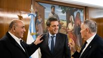 Massa junto a Manzur y Jaldo.