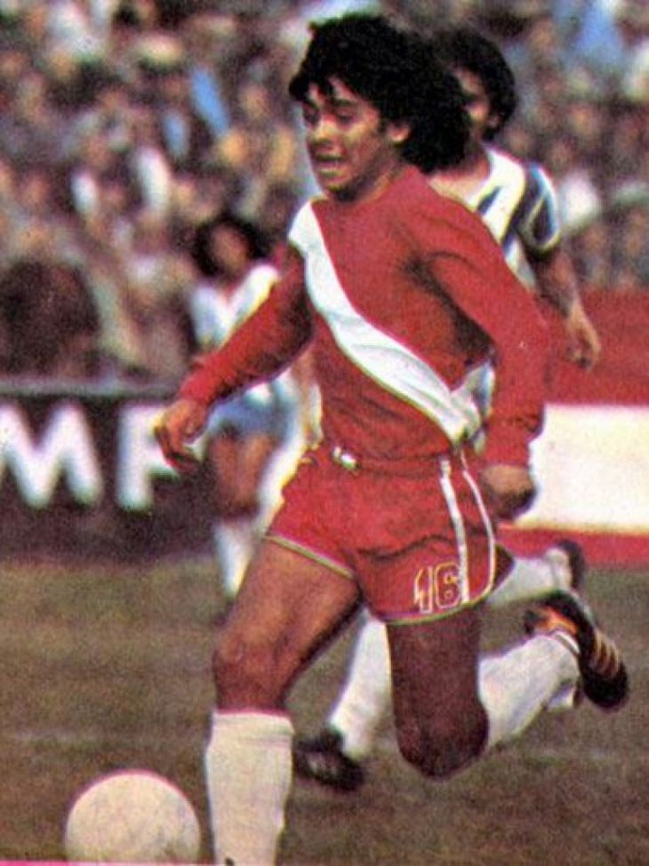 Una tarde primaveral del 20 de octubre de 1976, en La Paternal, debutaba Diego Armando Maradona en Argentinos Juniors. Una tarde primaveral del 20 de octubre de 1976, en La Paternal, debutaba Diego Armando Maradona en Argentinos Juniors.