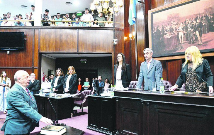 paso. Sonia Delarco les tom&oacute; ayer juramento a los legisladores electos el 16 de junio pasado.