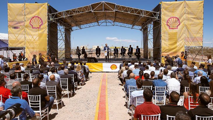Shell inauguró el oleoducto de 105 km y de 16 pulgadas de diámetro con un acto en medio del desierto de Vaca Muerta para 500 invitados. La obra incrementó en 125.000 barriles diarios la capacidad de transporte de crudo. Shell inauguró el oleoducto de 105 km y de 16 pulgadas de diámetro con un acto en medio del desierto de Vaca Muerta para 500 invitados. La obra incrementó en 125.000 barriles diarios la capacidad de transporte de crudo.