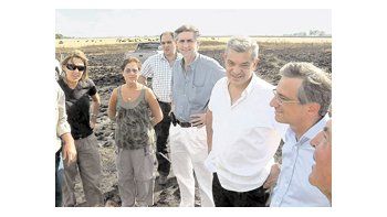 En la zona afectada por los incendios en el partido bonaerense de Olavarría, la vicepresidenta de CARBAP, Norma  Urruty (primera desde la izquierda), acompañó al ministro de Agricultura, Julián Domínguez, y al intendente José Eseverri (derecha).