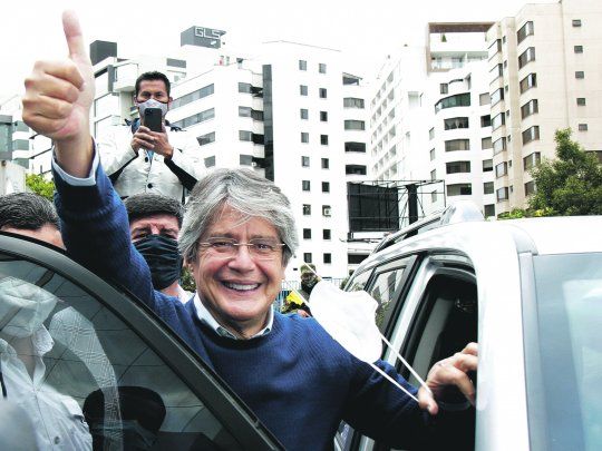El banquero Guillermo Lasso desafió los sondeos para imponerse en la segunda vuelta de las elecciones presidenciales con su promesa de reactivar la economía ecuatoriana.