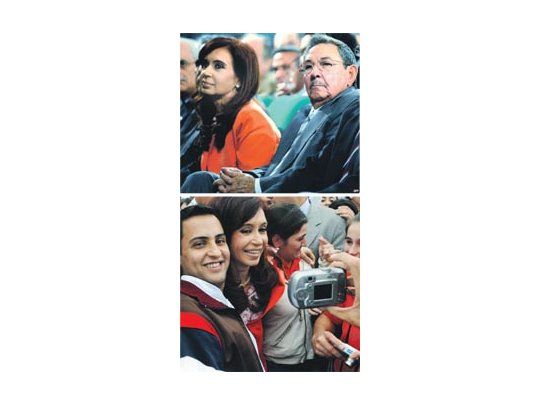 Cristina de Kirchner tenía en agenda visitar la Escuela Latinoamericana de Medicina de Cuba. Sorpresivamente, el presidente cubano, Raúl Castro, la pasó a buscar por su residencia y la acompañó en la recorrida. La jefa de Estado saludó a algunos de los estudiantes argentinos que cursan becados en el lugar.